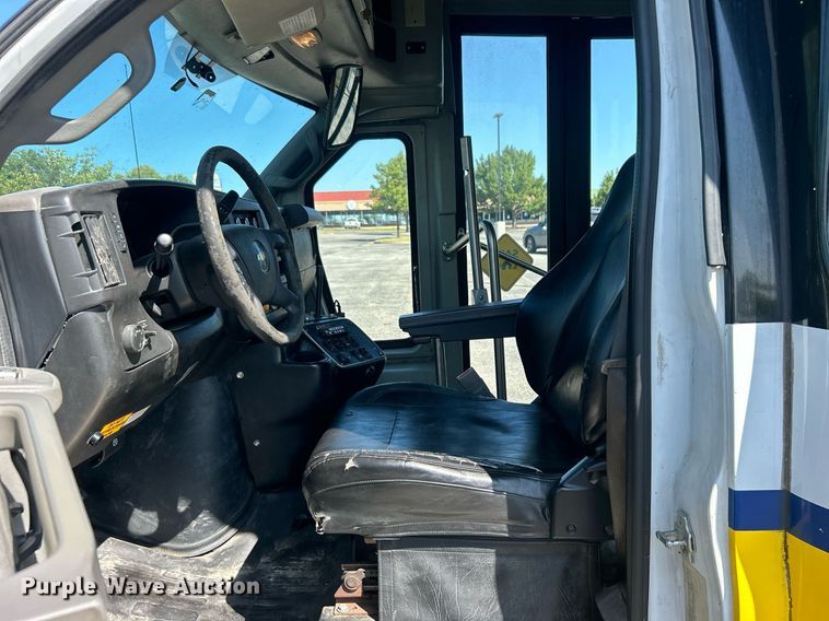 image for item DO7472 2017 Chevrolet Express G4500 shuttle bus