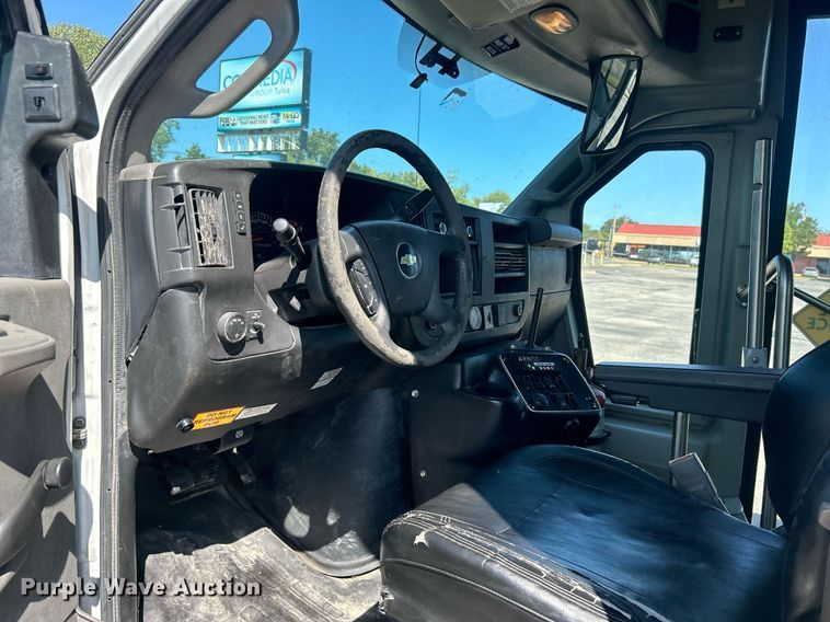 image for item DO7472 2017 Chevrolet Express G4500 shuttle bus