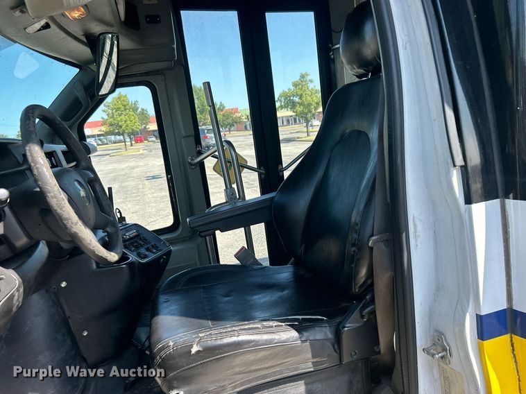 image for item DO7472 2017 Chevrolet Express G4500 shuttle bus