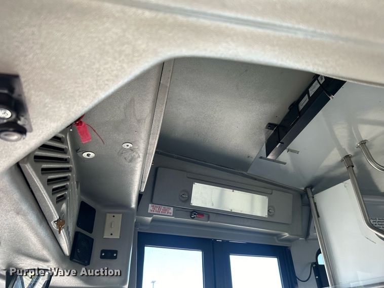 image for item DO7472 2017 Chevrolet Express G4500 shuttle bus