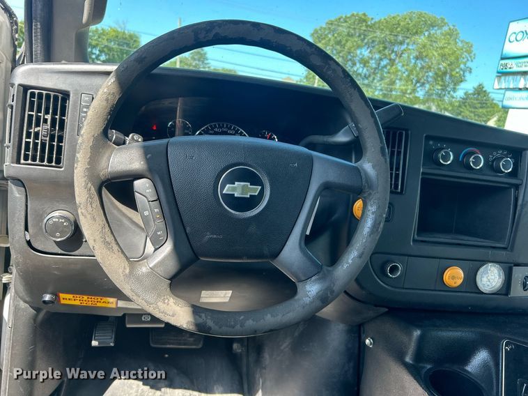 image for item DO7472 2017 Chevrolet Express G4500 shuttle bus