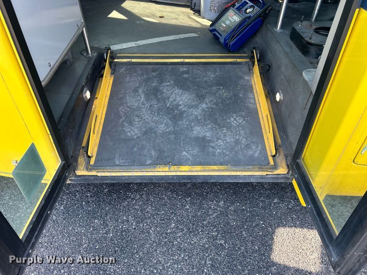 image for item DO7472 2017 Chevrolet Express G4500 shuttle bus