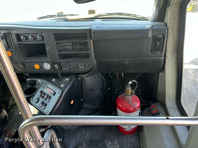 image for item DO7472 2017 Chevrolet Express G4500 shuttle bus