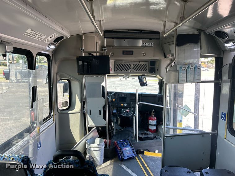 image for item DO7472 2017 Chevrolet Express G4500 shuttle bus