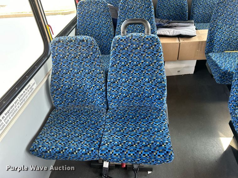 image for item DO7472 2017 Chevrolet Express G4500 shuttle bus