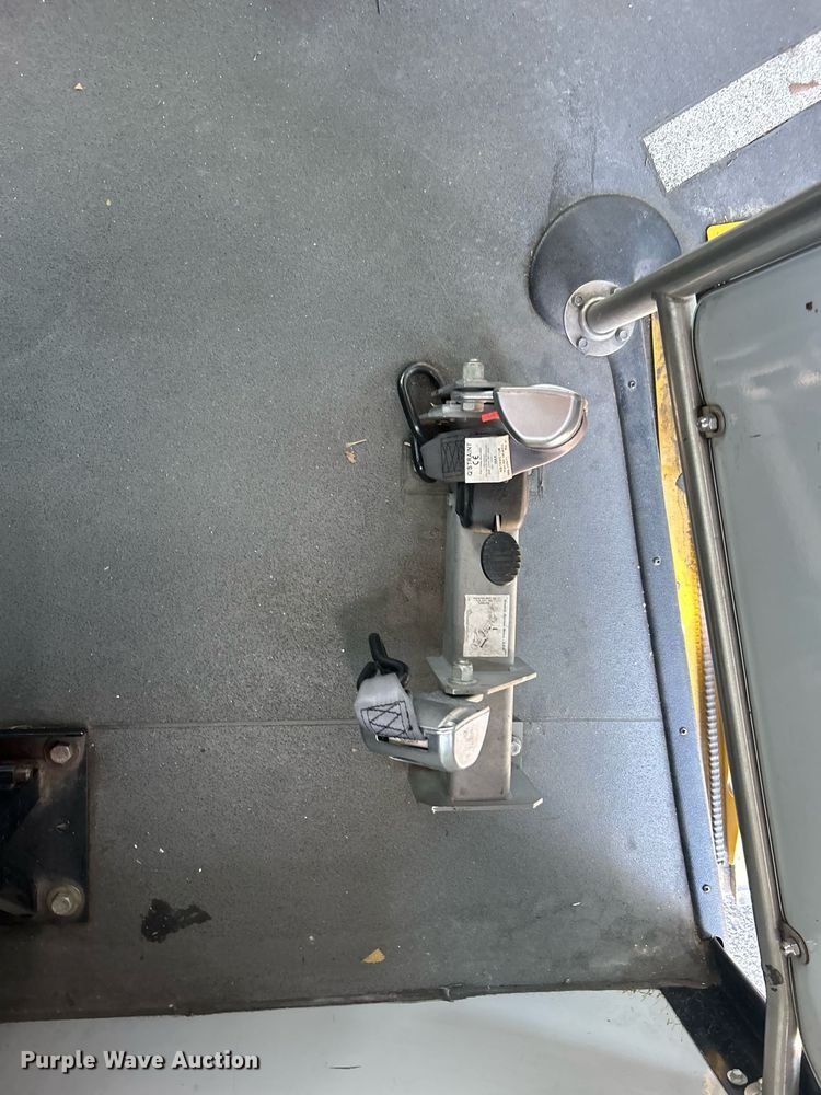 image for item DO7472 2017 Chevrolet Express G4500 shuttle bus