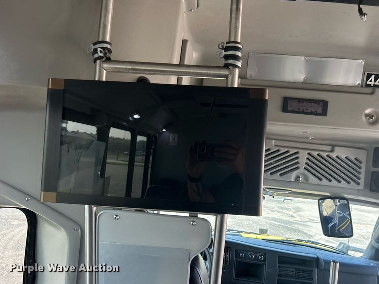 image for item DO7472 2017 Chevrolet Express G4500 shuttle bus