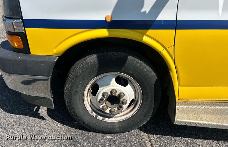 image for item DO7472 2017 Chevrolet Express G4500 shuttle bus