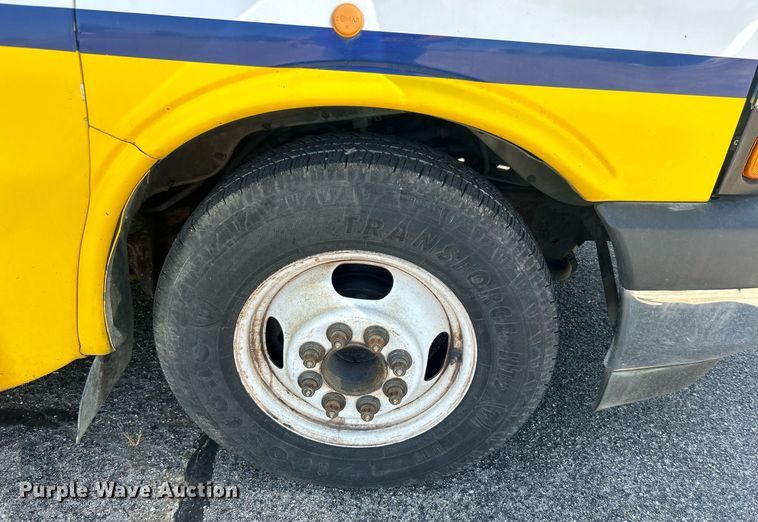 image for item DO7472 2017 Chevrolet Express G4500 shuttle bus