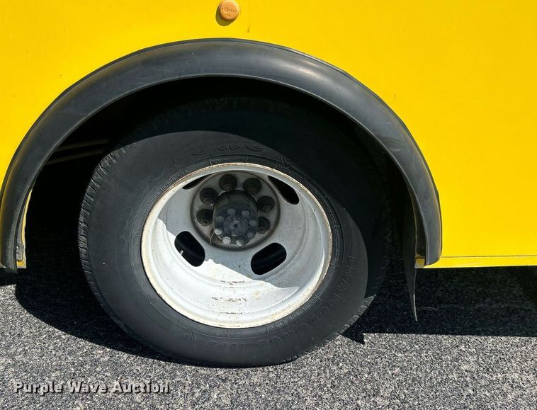 image for item DO7472 2017 Chevrolet Express G4500 shuttle bus