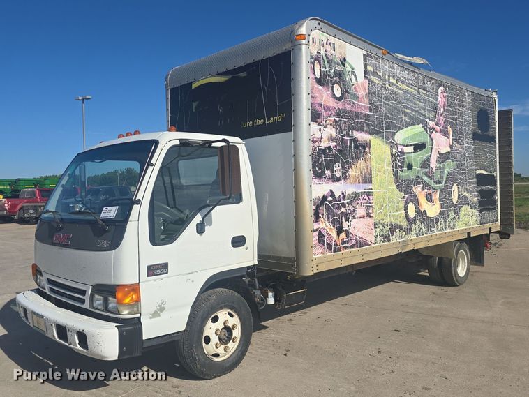 image for item DQ4611 2005 GMC W3500 box truck