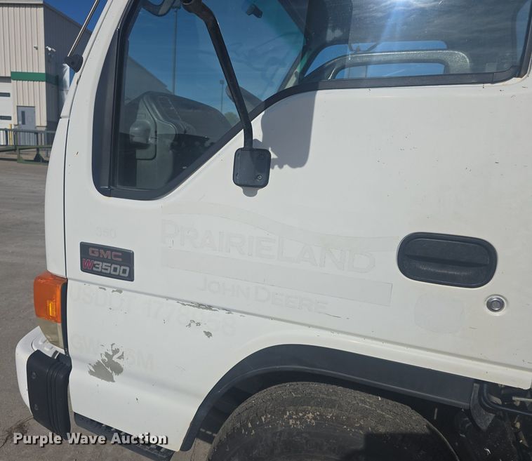 image for item DQ4611 2005 GMC W3500 box truck