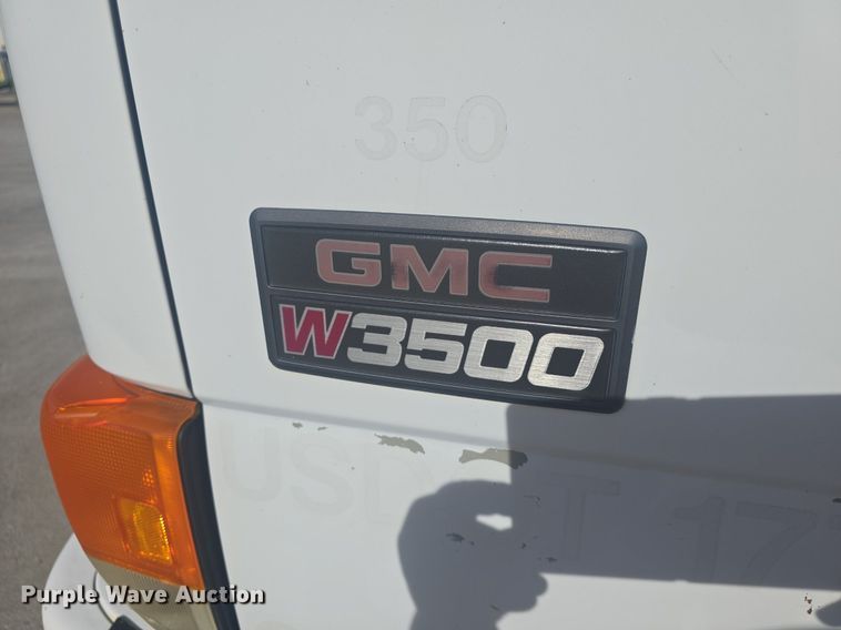 image for item DQ4611 2005 GMC W3500 box truck