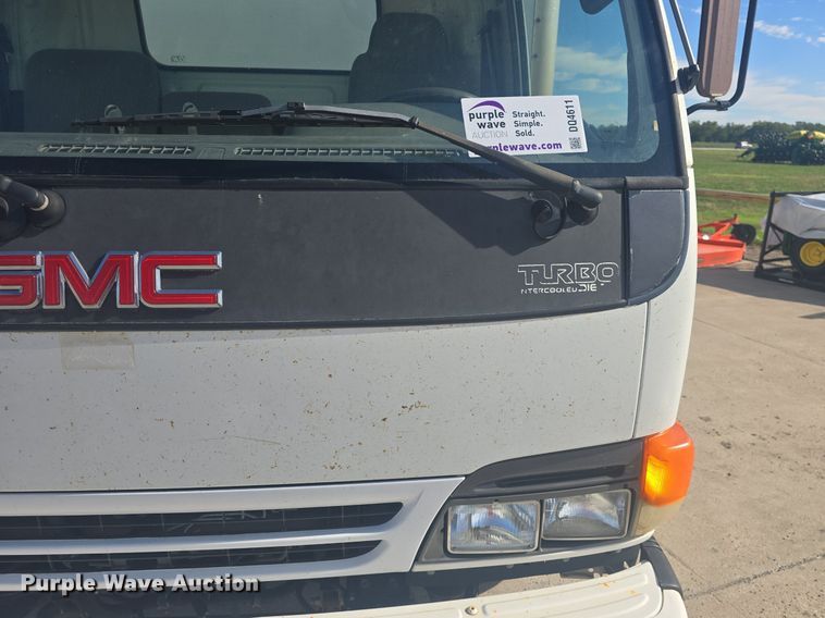 image for item DQ4611 2005 GMC W3500 box truck