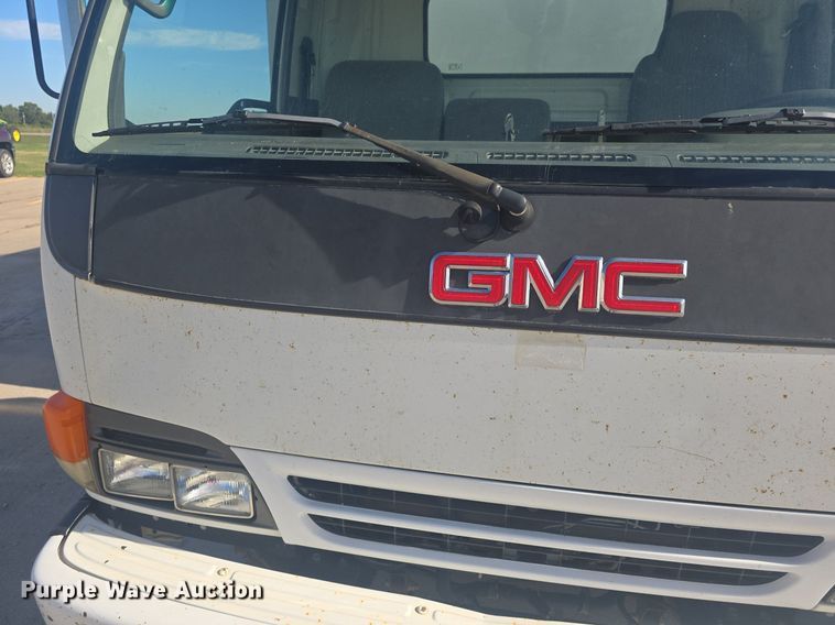 image for item DQ4611 2005 GMC W3500 box truck