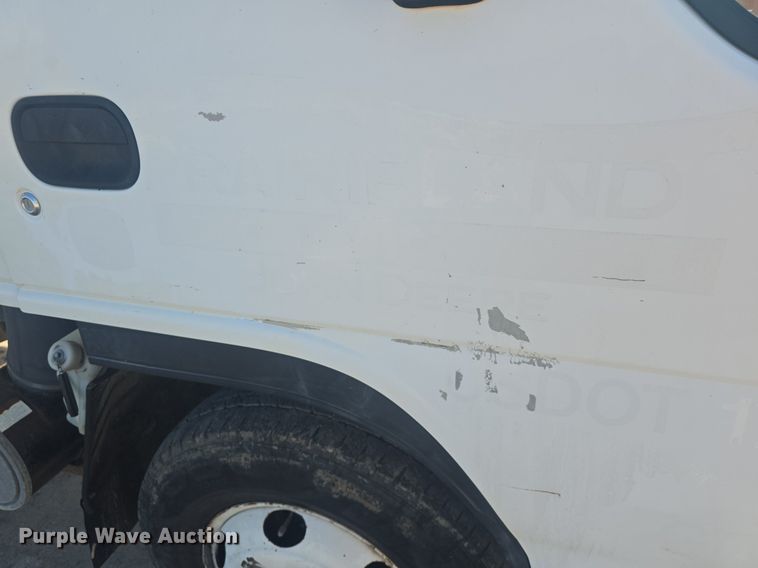 image for item DQ4611 2005 GMC W3500 box truck