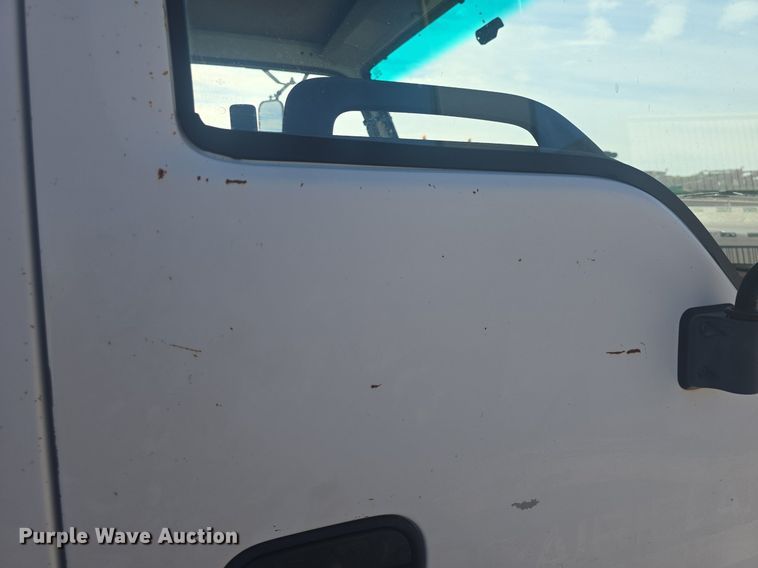 image for item DQ4611 2005 GMC W3500 box truck