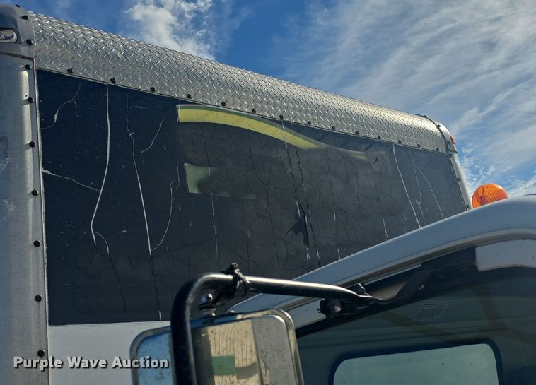 image for item DQ4611 2005 GMC W3500 box truck