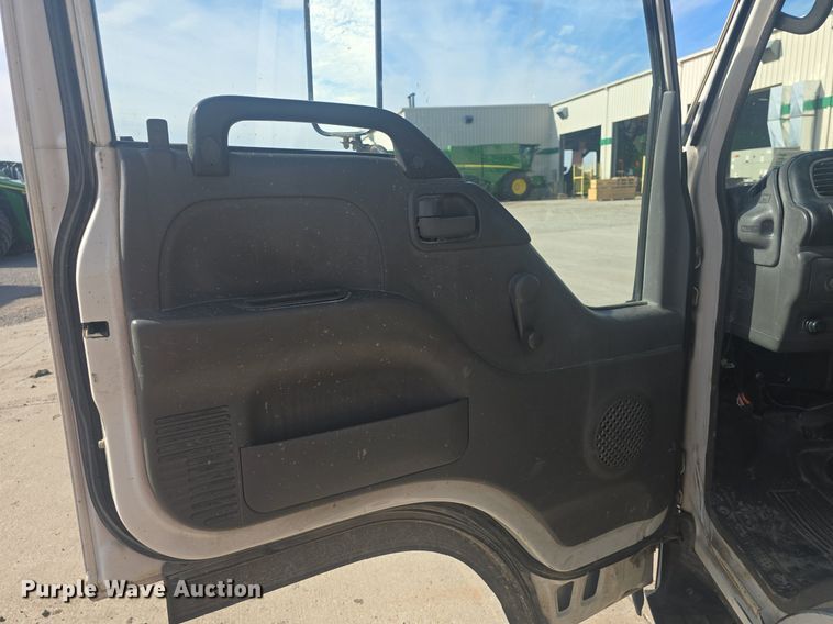 image for item DQ4611 2005 GMC W3500 box truck