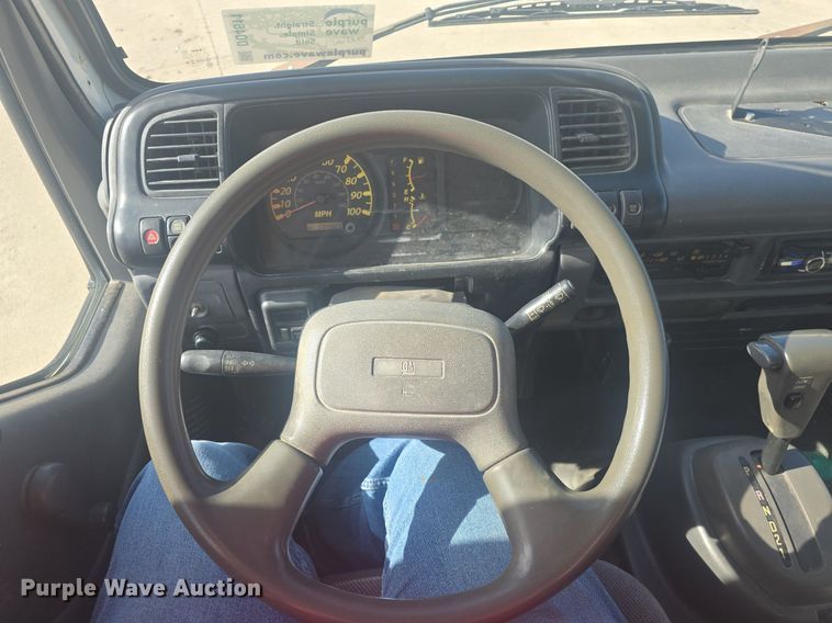 image for item DQ4611 2005 GMC W3500 box truck