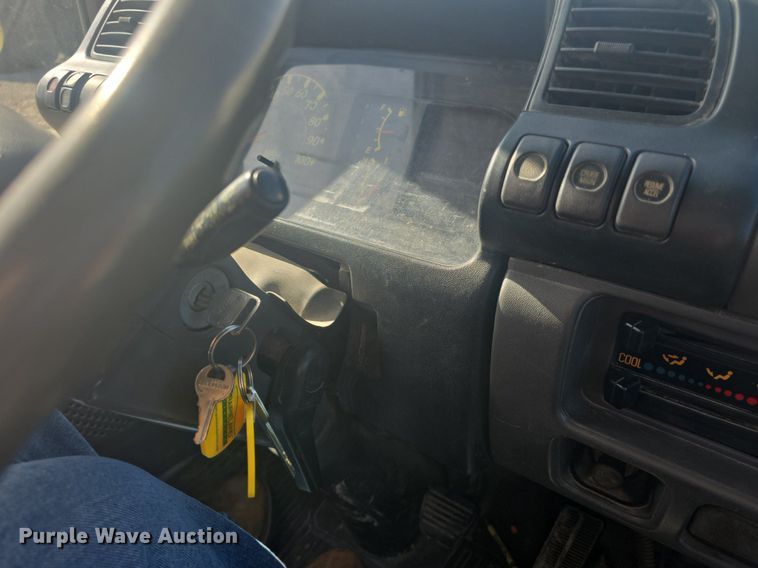 image for item DQ4611 2005 GMC W3500 box truck