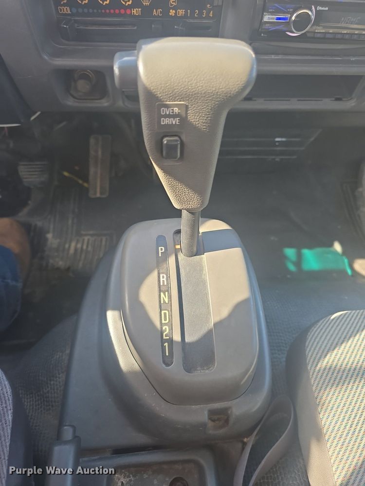 image for item DQ4611 2005 GMC W3500 box truck