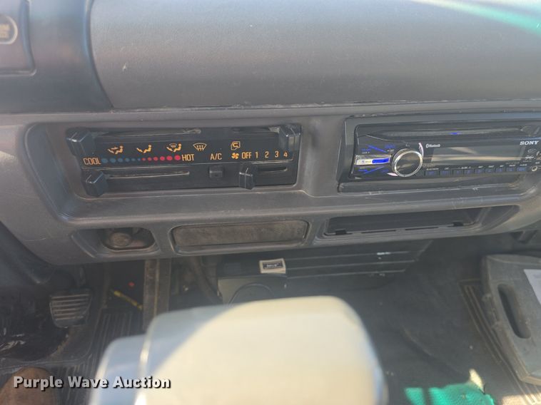 image for item DQ4611 2005 GMC W3500 box truck