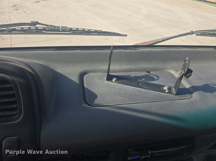 image for item DQ4611 2005 GMC W3500 box truck