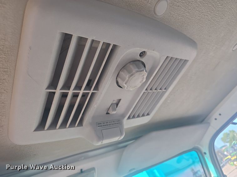 image for item DQ4611 2005 GMC W3500 box truck