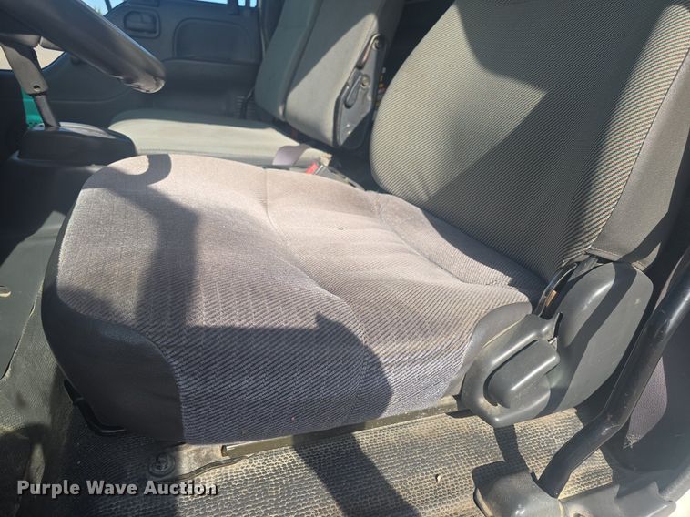 image for item DQ4611 2005 GMC W3500 box truck