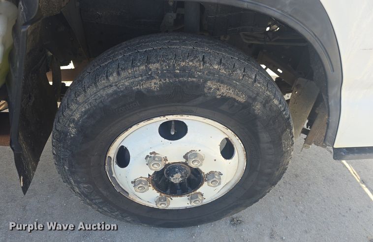 image for item DQ4611 2005 GMC W3500 box truck