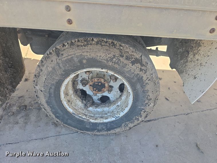 image for item DQ4611 2005 GMC W3500 box truck