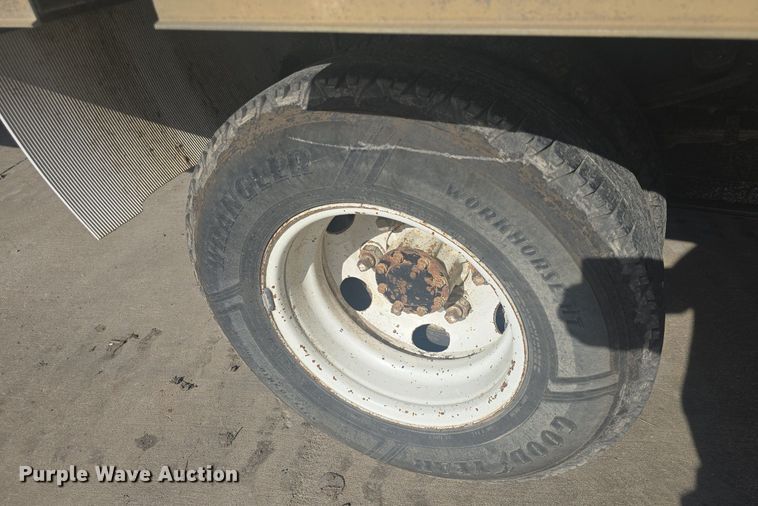 image for item DQ4611 2005 GMC W3500 box truck