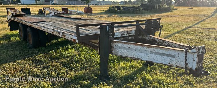 image for item DQ6835 1994 Gold Star flatbed trailer