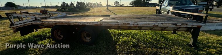 image for item DQ6835 1994 Gold Star flatbed trailer