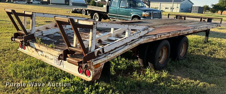 image for item DQ6835 1994 Gold Star flatbed trailer