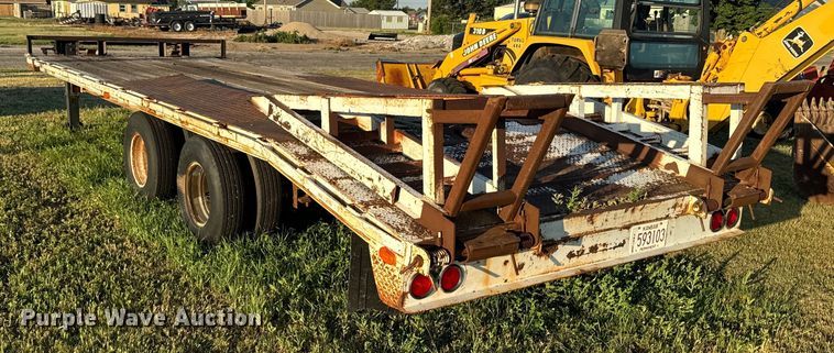 image for item DQ6835 1994 Gold Star flatbed trailer