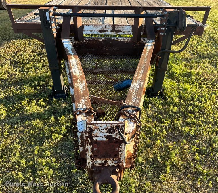 image for item DQ6835 1994 Gold Star flatbed trailer