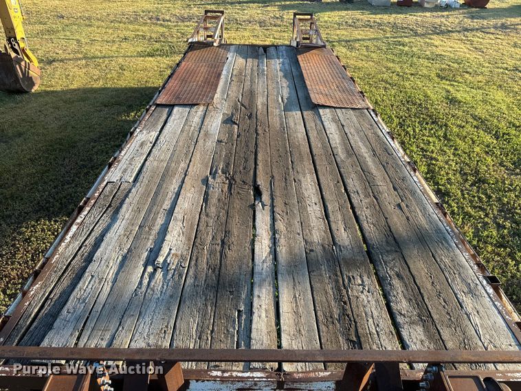 image for item DQ6835 1994 Gold Star flatbed trailer