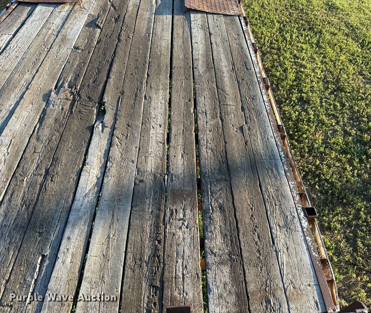 image for item DQ6835 1994 Gold Star flatbed trailer