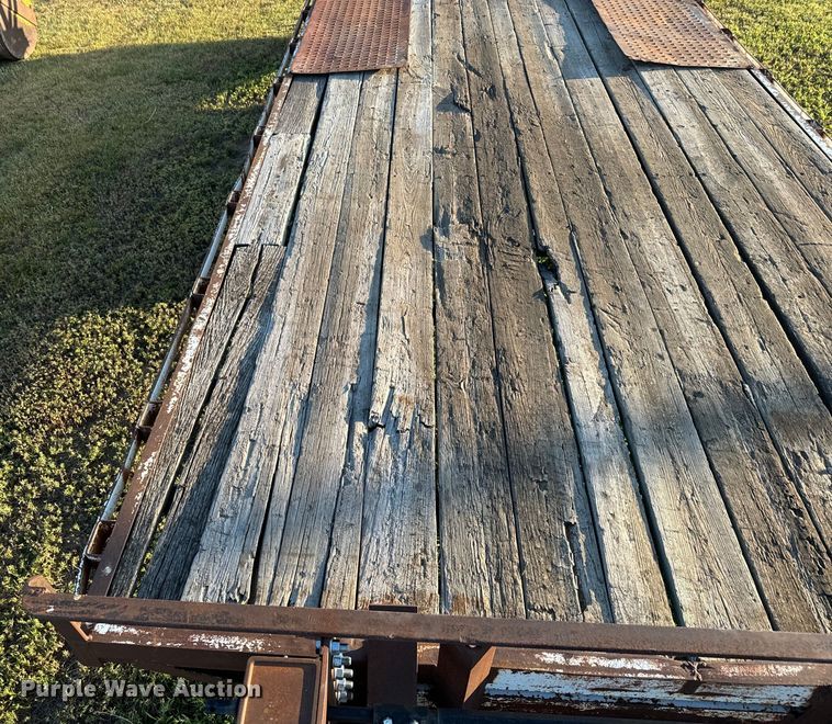 image for item DQ6835 1994 Gold Star flatbed trailer