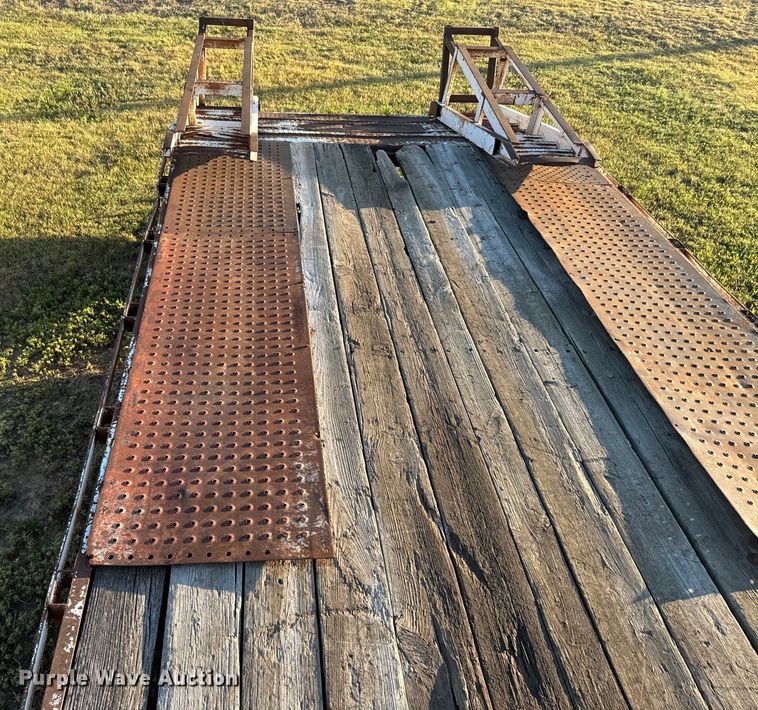 image for item DQ6835 1994 Gold Star flatbed trailer