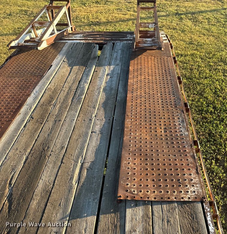 image for item DQ6835 1994 Gold Star flatbed trailer