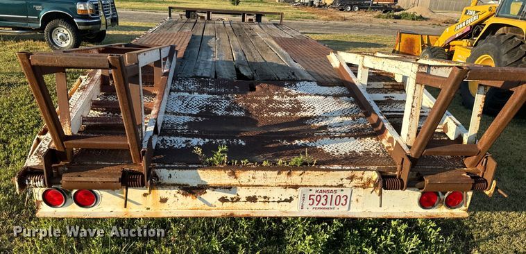 image for item DQ6835 1994 Gold Star flatbed trailer