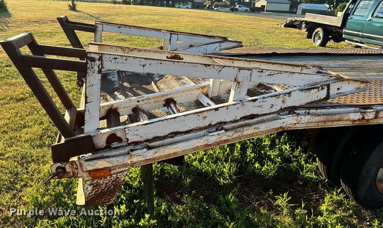image for item DQ6835 1994 Gold Star flatbed trailer