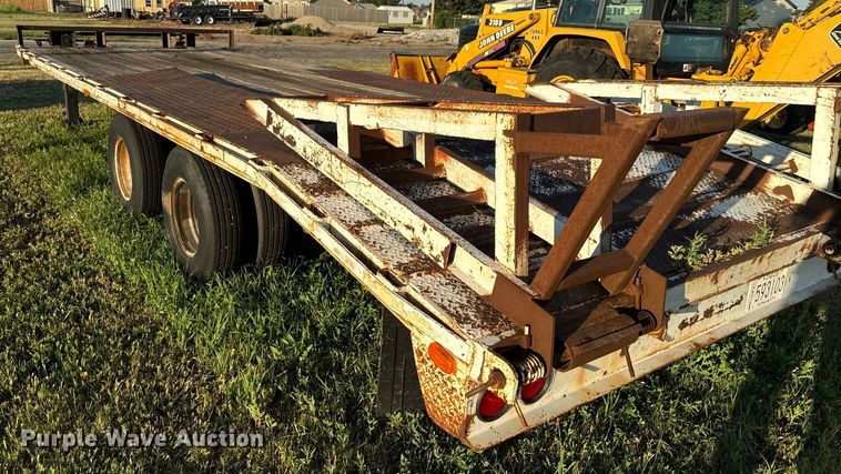 image for item DQ6835 1994 Gold Star flatbed trailer
