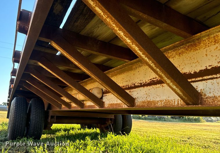 image for item DQ6835 1994 Gold Star flatbed trailer