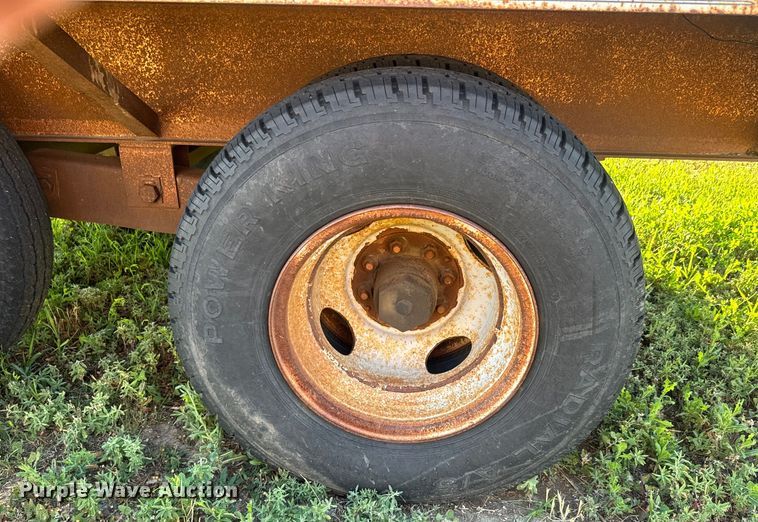 image for item DQ6835 1994 Gold Star flatbed trailer