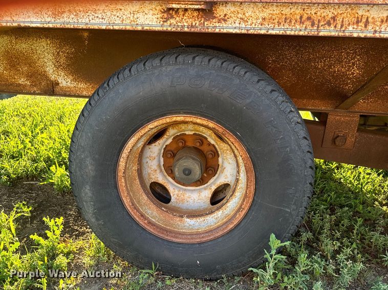 image for item DQ6835 1994 Gold Star flatbed trailer