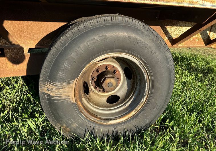 image for item DQ6835 1994 Gold Star flatbed trailer